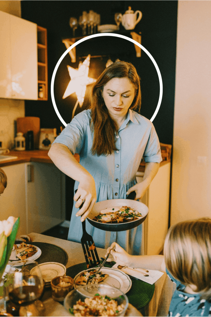 Femme qui a cuisiné et sert son enfant, organisation en cuisine pour manger équilibré