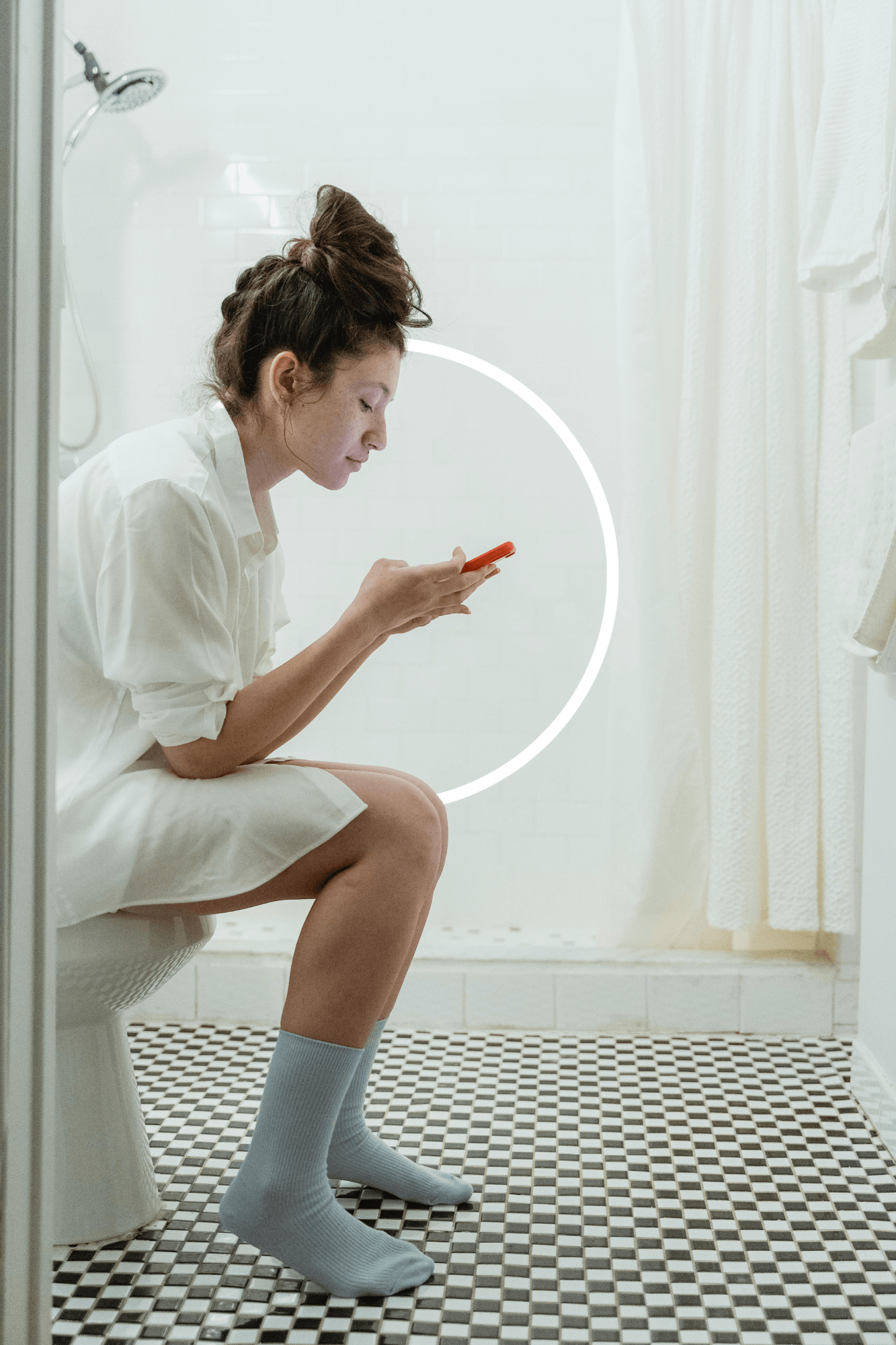 Femme sur les toilettes, syndrome de l'intestin irritable, colon irritable