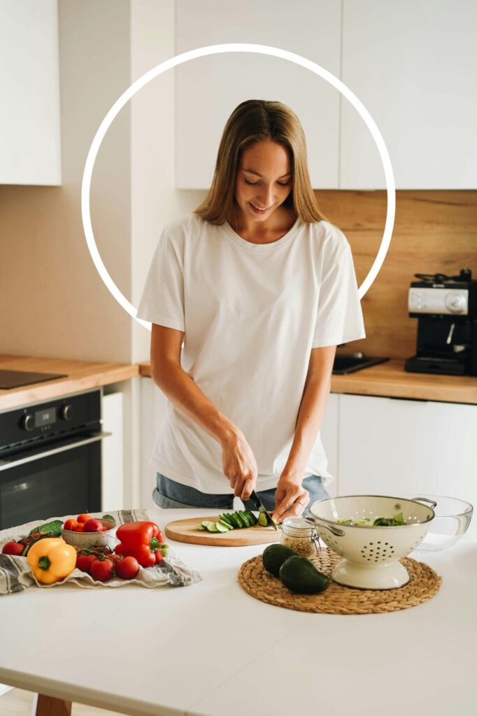 Femme souriante qui cuisine - nutritionniste angers