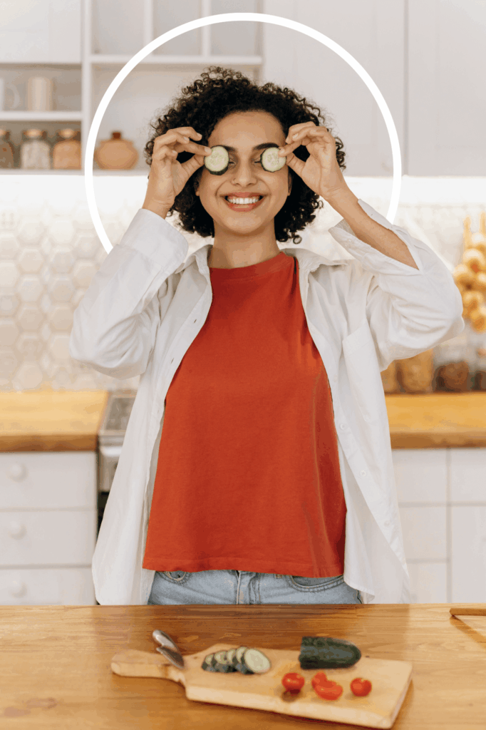 Femme souriante qui cuisine - diététicienne nutritioniste syndrome de l'intestin irritable