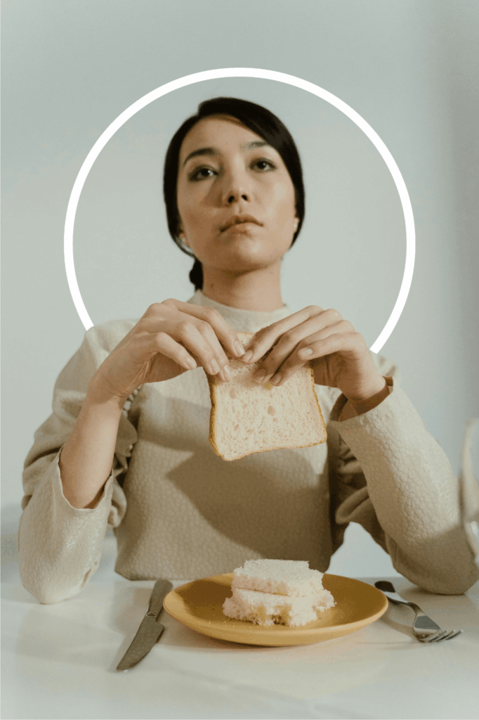 Femme qui mange avec peu d'enthousiasme - marina alves dieteticienne près d'angers