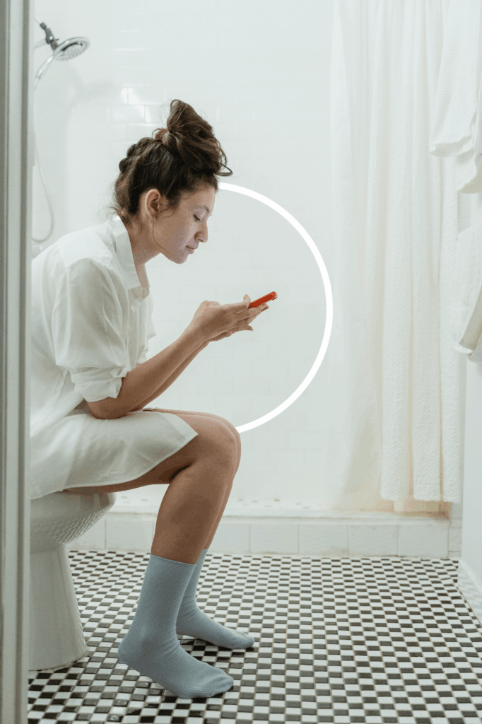 Femme sur les toilettes, syndrome de l'intestin irritable, colon irritable