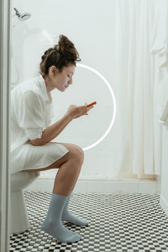 Femme sur les toilettes, syndrome de l'intestin irritable, colon irritable