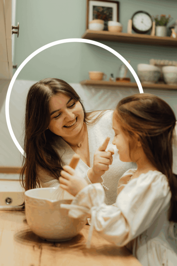 Femme souriante avec sa fille qui cuisine équilibré, perte de poids