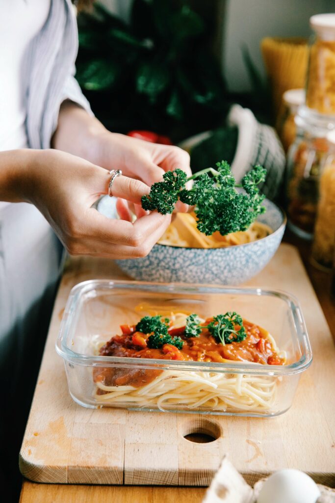 Femme qui prépare des lunchbox équilibrées, s'organise en cuisine