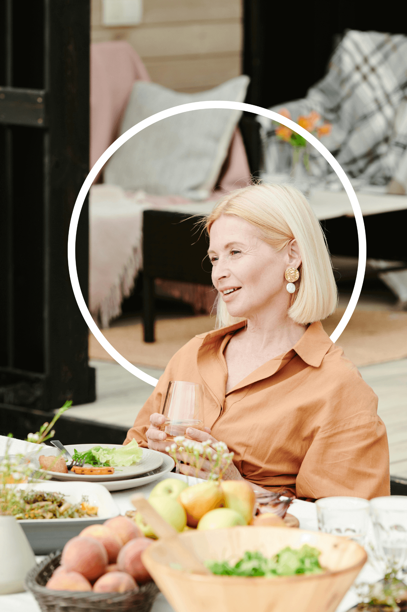 Femme mature, souriante à table - alimentation ménopause
