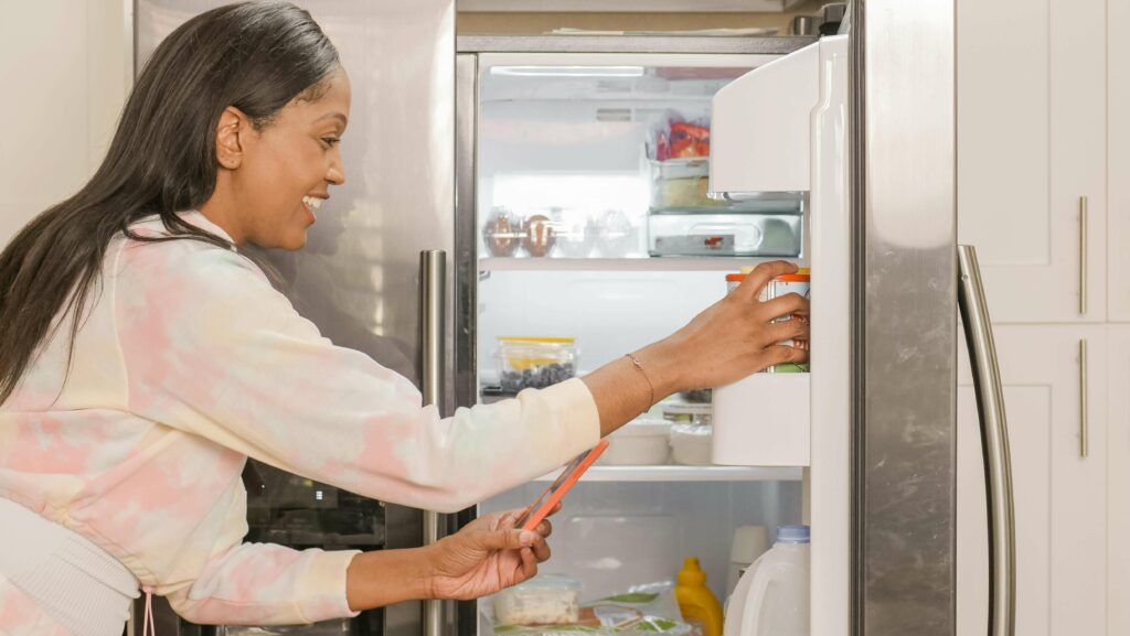 Femme qui organise ses repas - Marina Alves nutritionniste angers