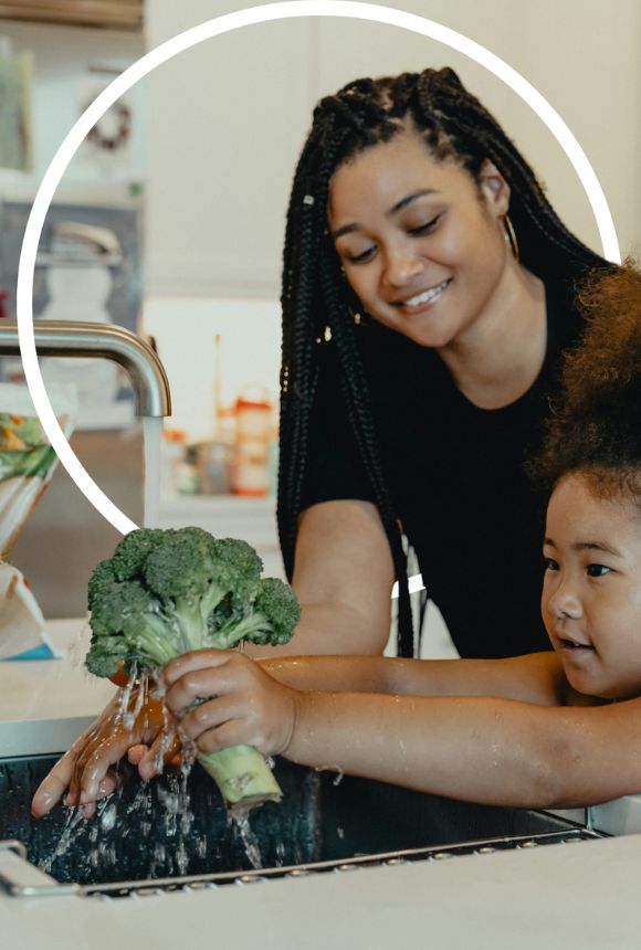 Femme et enfant en cuisine - Marina Alves diététicienne en ligne et près d'Angers