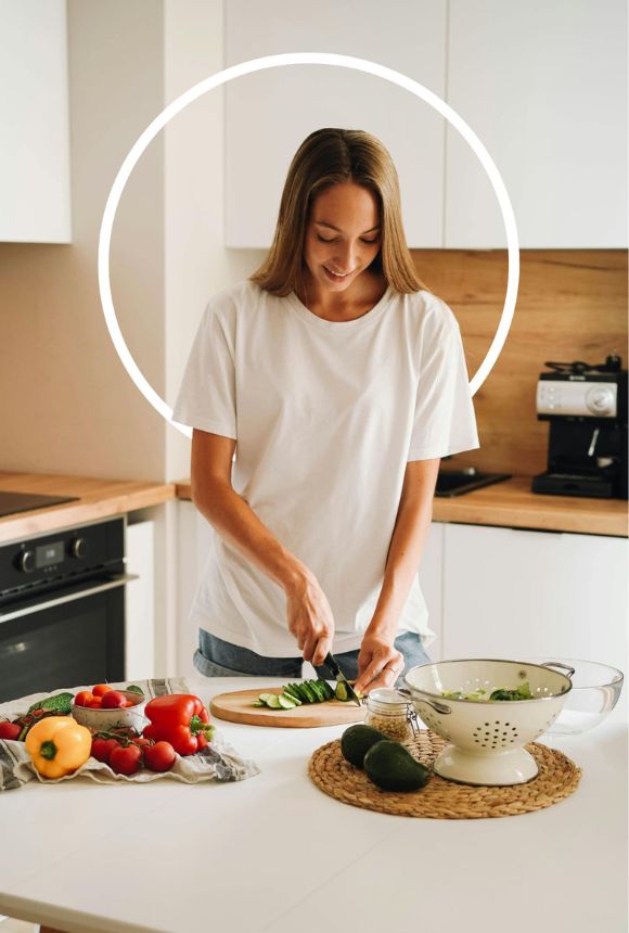 Femme souriante qui cuisine - nutritionniste angers