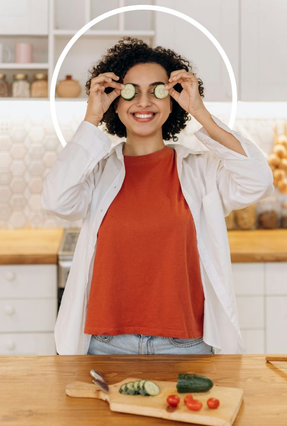 Femme souriante qui cuisine - diététicienne nutritioniste syndrome de l'intestin irritable