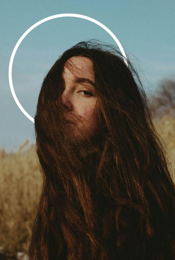 Femme cachée par ses cheveux - diététicienne spécialisée sopk