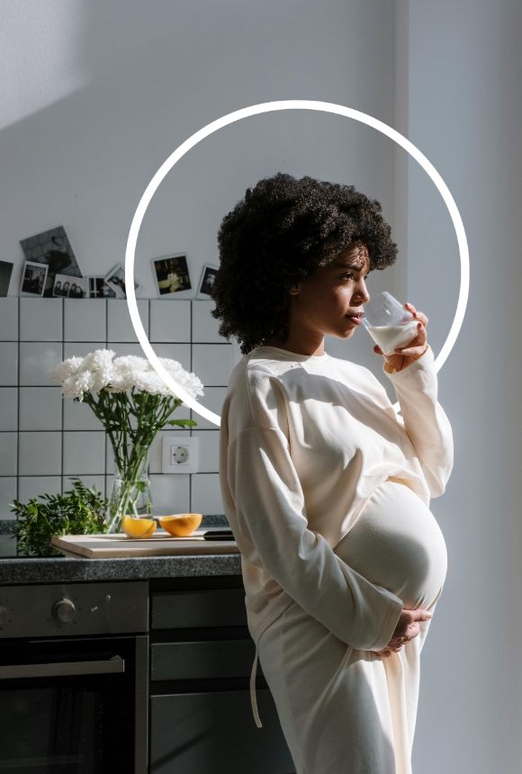 Femme enceinte buvant du lait - Marina Alves diététicienne nutritionniste diabète gestationnel