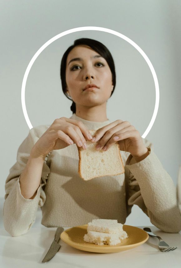 Femme qui mange avec peu d'enthousiasme - marina alves dieteticienne près d'angers