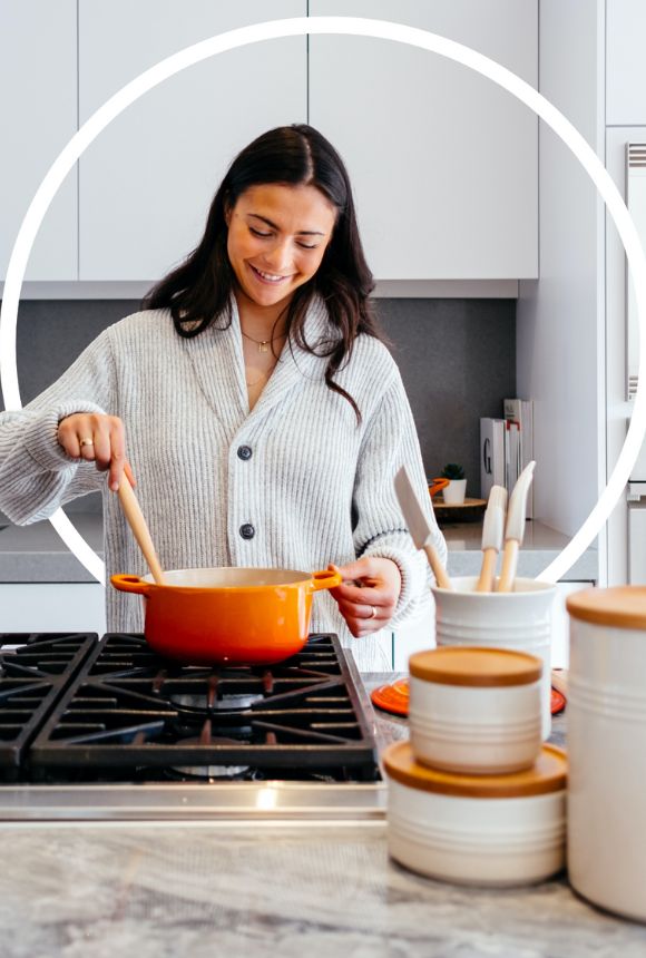 Femme qui cuisine un repas équilibré, conseils nutrition près d'Angers