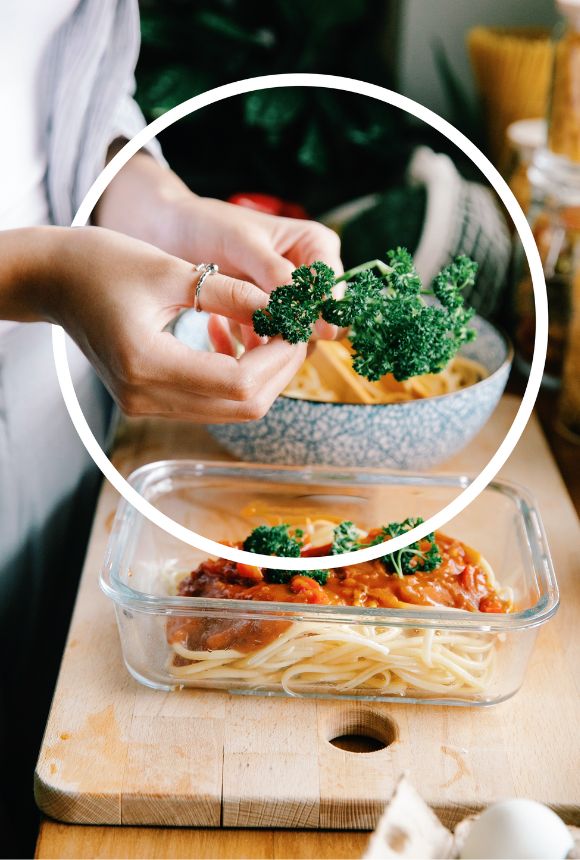 Femme qui prépare des lunchbox équilibrées, s'organise en cuisine