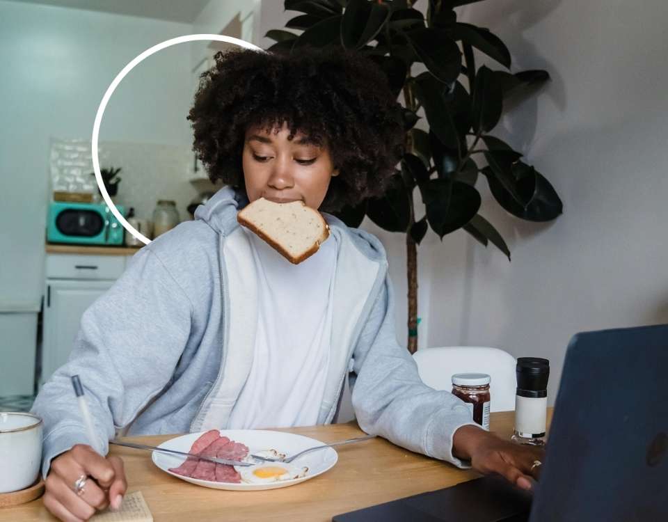 Travail et repas devant l'ordinateur, atelier de prévention santé nutrition
