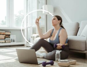 Femme assise et en train de douter, perdre la motivation - diététicienne nutritionniste angers est