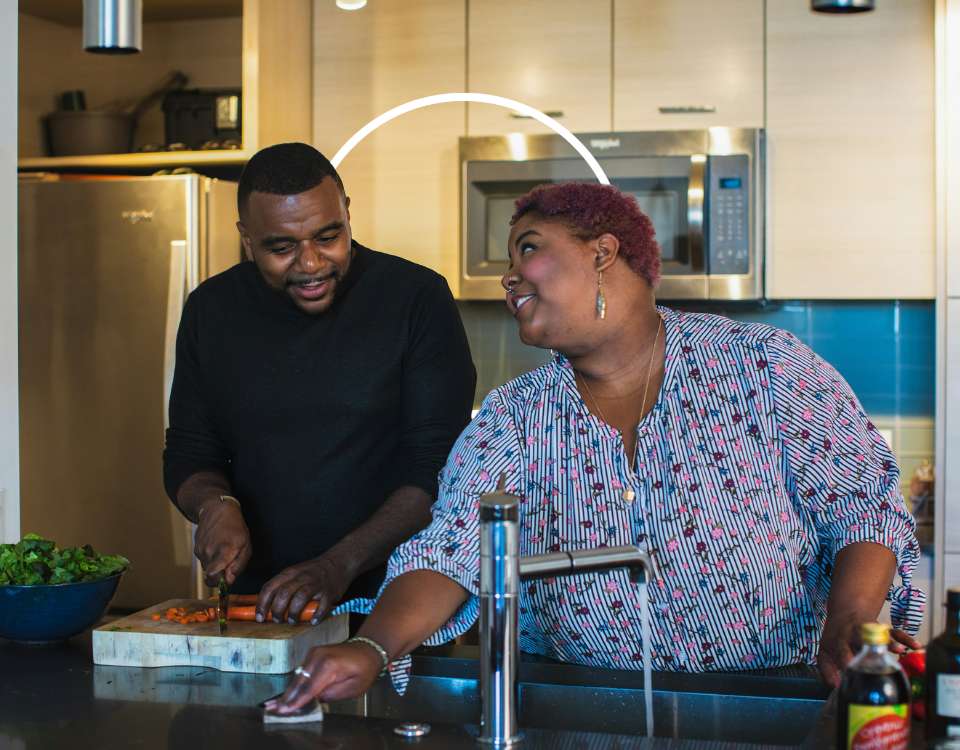Couple souriant, en train de cuisiner - marina alves - diététicienne nutritionniste angers est