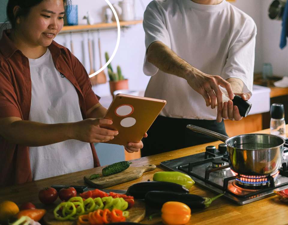 Couple en train de cuisiner équilibré - Dieteticienne Nutritionniste perte de poids angers est - marina alves